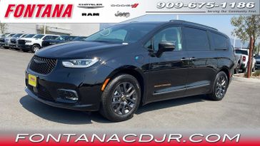 2024 Chrysler Pacifica Plug-in Hybrid Road Tripper