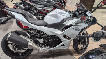 2025 KAWASAKI NINJA 500 METALLIC MATTE WHITISH SILVER AND METALLIC MOONDUST GRAY