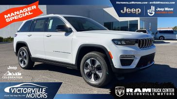 2024 Jeep Grand Cherokee 4xe in a Bright White Clear Coat exterior color and Global Blackinterior. Victorville Motors Chrysler Jeep Dodge RAM Fiat 760-513-6916 victorvillemotors.com 