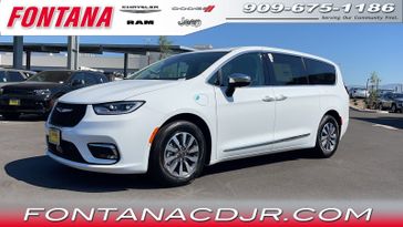 2023 Chrysler Pacifica Plug-in Hybrid Limited in a Bright White Clear Coat exterior color and Black/Alloy/Blackinterior. Fontana Chrysler Dodge Jeep RAM (909) 675-1186 fontanacdjr.com 