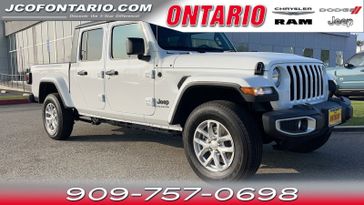 2023 Jeep Gladiator Sport S 4x4 in a Bright White Clear Coat exterior color and Blackinterior. Jeep Chrysler Dodge RAM FIAT of Ontario 909-757-0698 jcofontario.com 