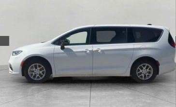 Used 2025 Chrysler Pacifica Select