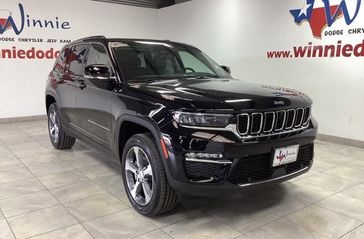 2023 Jeep Grand Cherokee Base 4xe in a Diamond Black Crystal Pearl Coat exterior color and Global Blackinterior. 