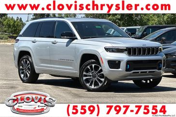 2023 Jeep Grand Cherokee Overland 4xe in a Silver Zynith exterior color and Global Blackinterior. Clovis Chrysler Dodge Jeep RAM 559-314-1399 clovischryslerdodgejeepram.com 