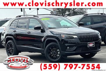 2023 Jeep Cherokee Altitude Lux 4x4 in a Diamond Black Crystal Pearl Coat exterior color and Blackinterior. Clovis Chrysler Dodge Jeep RAM 559-314-1399 clovischryslerdodgejeepram.com 