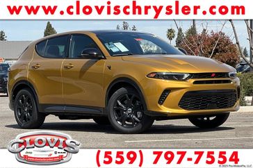 2024 Dodge Hornet R/T Plus Eawd in a Acapulco Gold exterior color and Blackinterior. Clovis Chrysler Dodge Jeep RAM 559-314-1399 clovischryslerdodgejeepram.com 