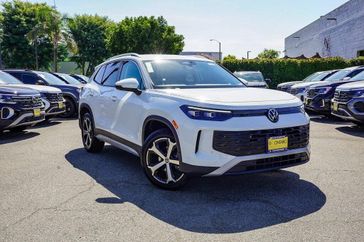 New 2025 Volkswagen Tiguan 2.0T SE