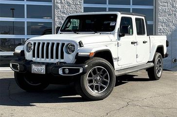 2022 Jeep Gladiator Overland in a Bright White Clear Coat exterior color and Blackinterior. Crystal Chrysler Jeep Dodge Ram (760) 507-2975 pixelmotiondemo.com 