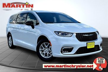 New 2026 Chrysler Pacifica Select