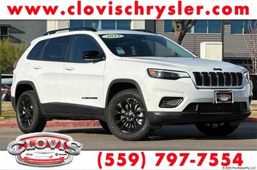 2023 Jeep Cherokee Altitude Lux 4x4 in a Bright White Clear Coat exterior color and Blackinterior. Clovis Chrysler Dodge Jeep RAM 559-314-1399 clovischryslerdodgejeepram.com 