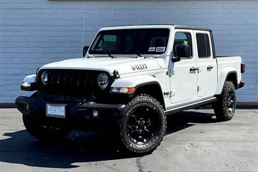 2023 Jeep Gladiator Willys 4x4 in a Bright White Clear Coat exterior color and Blackinterior. Crystal Chrysler Jeep Dodge Ram (760) 507-2975 pixelmotiondemo.com 