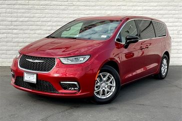 New 2025 Chrysler Pacifica Select