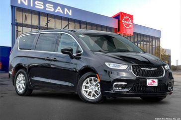Used 2025 Chrysler Pacifica Select