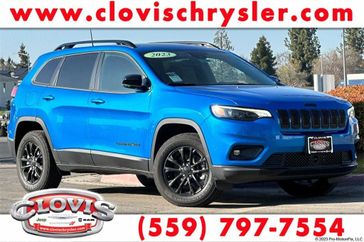 2023 Jeep Cherokee Altitude Lux 4x4 in a Hydro Blue Pearl Coat exterior color and Blackinterior. Clovis Chrysler Dodge Jeep RAM 559-314-1399 clovischryslerdodgejeepram.com 