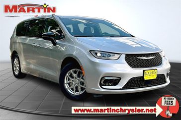 New 2026 Chrysler Pacifica Select