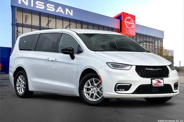 Used 2025 Chrysler Pacifica Select