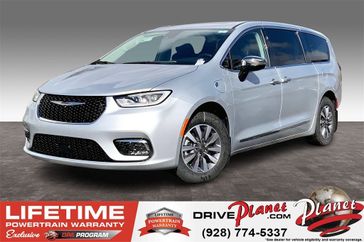 2023 Chrysler Pacifica Plug-in Hybrid Limited in a Silver Mist Clear Coat exterior color and Black/Alloy/Blackinterior. Planet Chrysler Dodge Jeep Ram FIAT of Flagstaff (928) 569-5797 planetchryslerdodgejeepram.com 