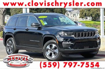 2023 Jeep Grand Cherokee 4xe in a Diamond Black Crystal Pearl Coat exterior color and Global Blackinterior. Clovis Chrysler Dodge Jeep RAM 559-314-1399 clovischryslerdodgejeepram.com 