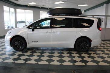 New 2025 Chrysler Pacifica Select