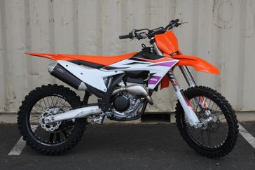 2024 KTM 250 SX-F  in a ORANGE/WHITE exterior color. SoSo Cycles 877-344-5251 sosocycles.com 