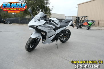 2025 KAWASAKI NINJA 500 METALLIC MATTE WHITISH SILVER AND METALLIC MOONDUST GRAY