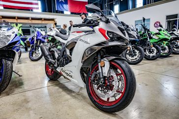 2025 KAWASAKI NINJA ZX6R ABS PEARL ROBOTIC WHITE AND METALLIC GRAPHITE GRAY