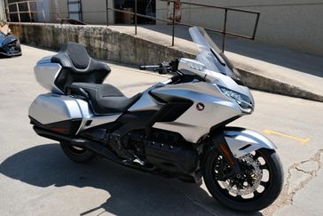 2025 HONDA GOLDWING TOUR LIGHT SILVER METALLIC 