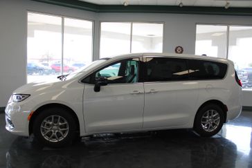 New 2026 Chrysler Pacifica Select