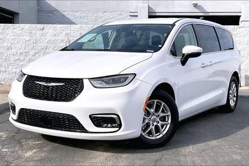 Used 2023 Chrysler Pacifica Touring L