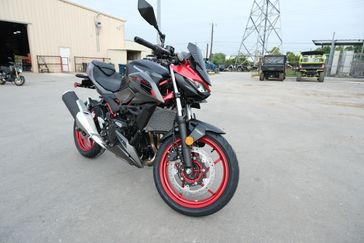 2025 KAWASAKI Z500 SE ABS CANDY PERSIMMON RED AND METALLIC FLAT SPARK BLACK AND METALLIC MATTE GRAPHENESTEEL GRAY 