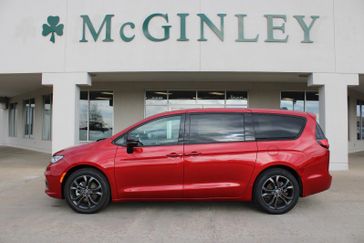 New 2026 Chrysler Pacifica Select