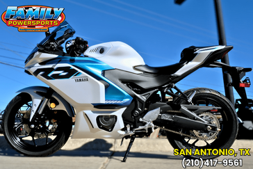 2025 YAMAHA YZFR3 ABS LUNAR WHITE AND NEBULA BLACK