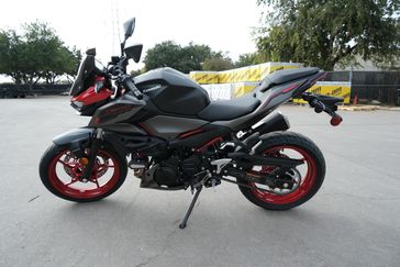 2025 KAWASAKI Z500 SE ABS CANDY PERSIMMON RED AND METALLIC FLAT SPARK BLACK AND METALLIC MATTE GRAPHENESTEEL GRAY