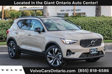 2025 Volvo XC40 B5 Plus Dark Theme