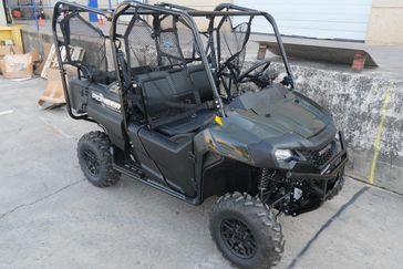 NEW 2026 HONDA PIONEER 7004 DELUXE  in a BLACK FOREST GREEN exterior color. Family PowerSports (877) 886-1997 familypowersports.com 