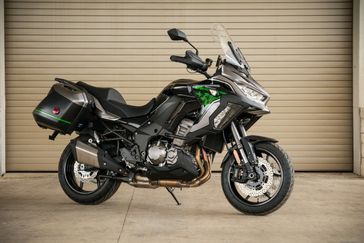 2023 KAWASAKI VERSYS 1000 SE LT in a GRAY exterior color. Family PowerSports (877) 886-1997 familypowersports.com 