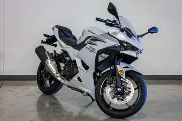 2025 Kawasaki NINJA 500 ABS METALLIC MATTE WHITISH SILVER AND METALLIC MOONDUST GRAY 
