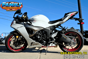 2025 KAWASAKI NINJA ZX6R ABS PEARL ROBOTIC WHITE AND METALLIC GRAPHITE GRAY