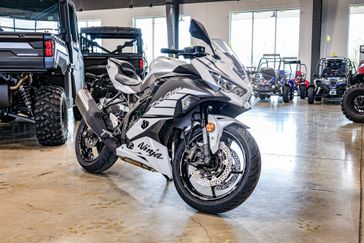 2025 KAWASAKI NINJA ZX4RR ABS METALLIC MATTE WHITISH SILVER AND METALLIC FLAT SPARK BLACK 