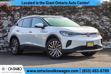 2023 Volkswagen ID.4 Pro S Plus in a Opal White w/Black Roof exterior color and Grayinterior. Ontario Auto Center ontarioautocenter.com 