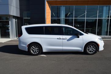 Used 2025 Chrysler Pacifica Select