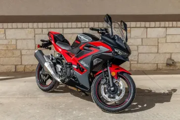 2025 KAWASAKI NINJA 500 SE ABS PASSION RED AND METALLIC FLAT SPARK BLACK AND METALLIC MATTE DARK GRAY