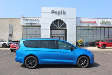 New 2027 Chrysler Pacifica Select Awd