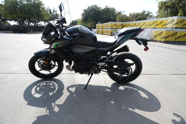 2025 KAWASAKI Z500 ABS METALLIC SPARK BLACK AND METALLIC MATTE GRAPHENESTEEL GRAY