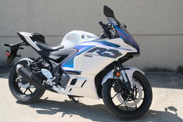 2025 YAMAHA YZFR3 ABS LUNAR WHITE AND NEBULA BLUE 