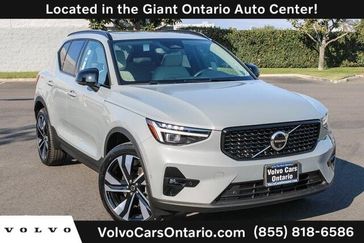 2025 Volvo XC40 B5 Plus Dark Theme