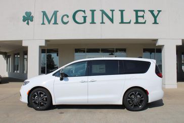 New 2026 Chrysler Pacifica Select