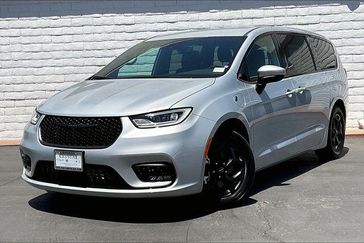 New 2023 Chrysler Pacifica Plug-in Hybrid Touring L