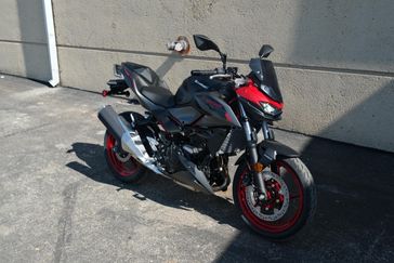 2025 KAWASAKI Z500 SE ABS CANDY PERSIMMON RED AND METALLIC FLAT SPARK BLACK AND METALLIC MATTE GRAPHENESTEEL GRAY 