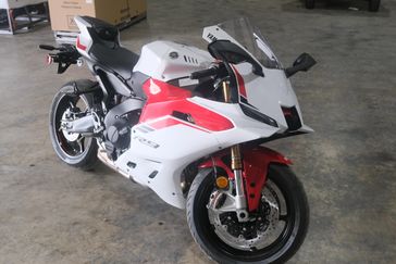 2025 YAMAHA YZFR9 INTENSITY WHITE AND REDLINE 